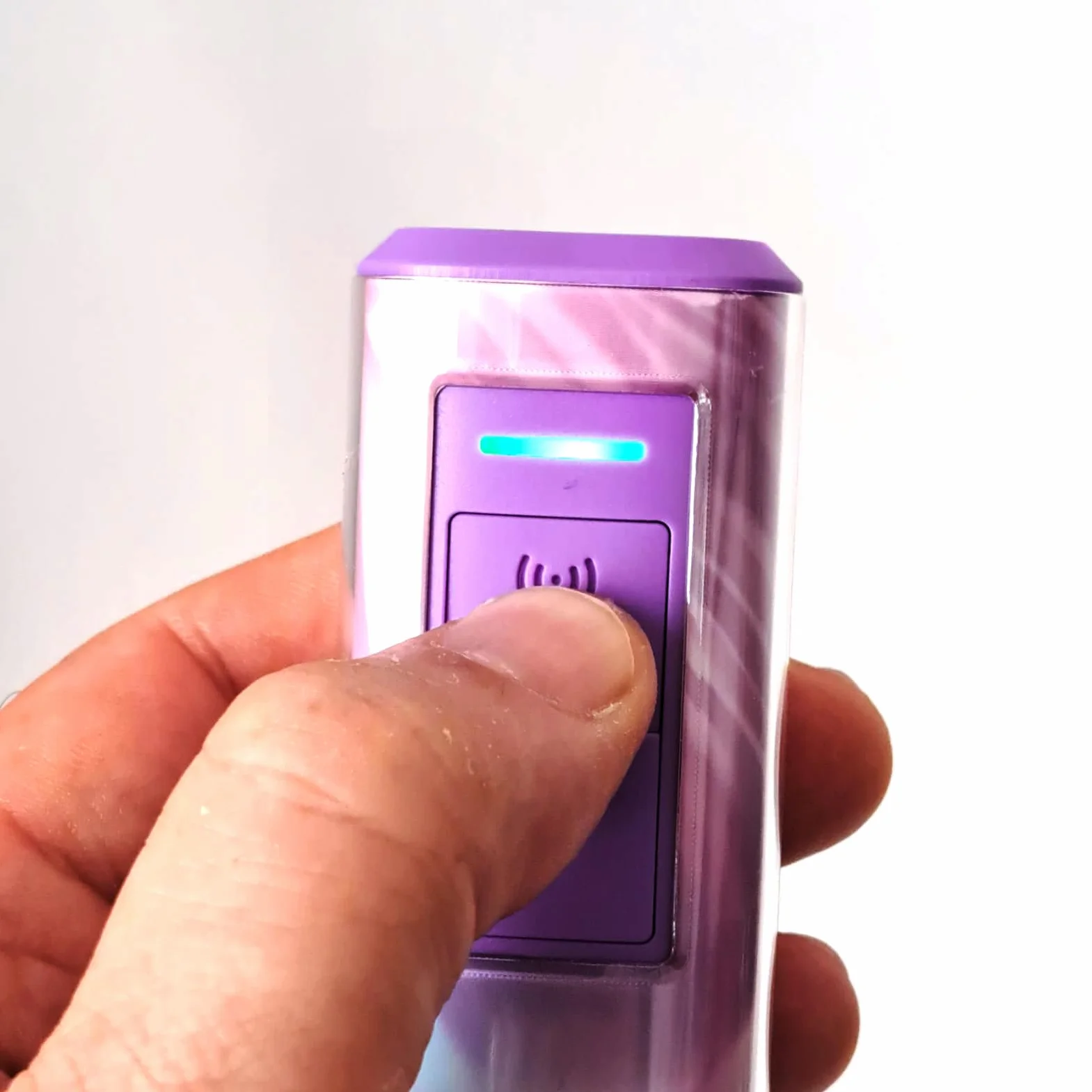 Protección antiagresión y antiabbai portátil eficaz hasta 7 m 2 en 1 – con linterna LED – Apto para todos los tamaños (rosa)