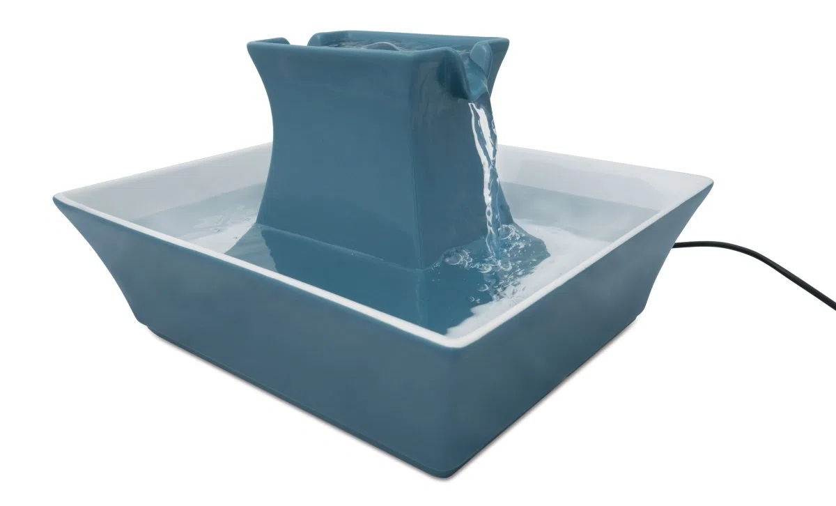 PetSafe Fuente de Agua para Gatos y Perros, dispensador automático de Agua, Fuente de cerámica para Pagoda Drinkwell para Mascotas, Filtro Incluido, Color Azul, 70 onzas, Modelo: PWW00-14898