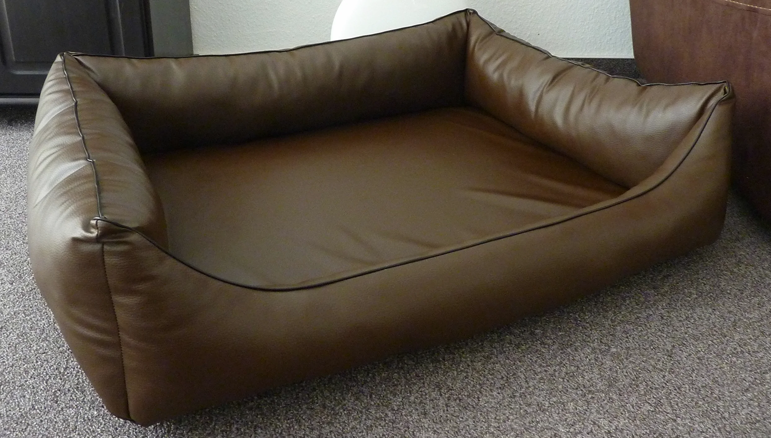 Cama ortopédica para perros de piel sintética, 80 cm x 60 cm, con colchón de espuma viscoelástica (marrón)
